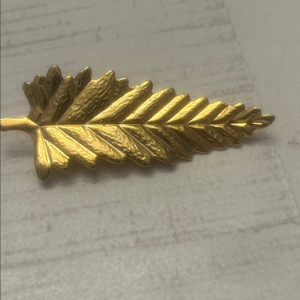DuBarry Fifth Avenue Vintage Gold Tone Leaf Brooch Pin Finely Etched Unsigned